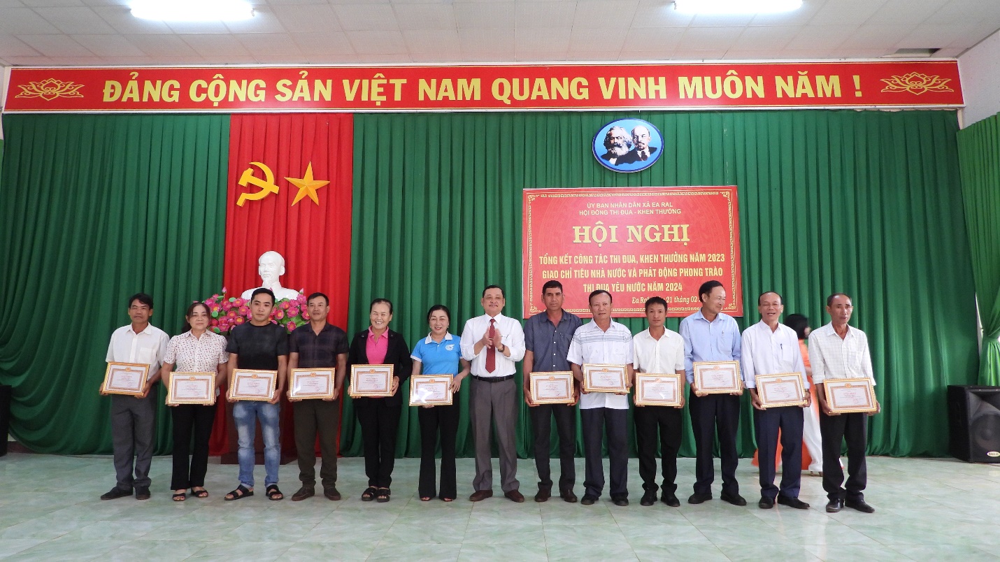 Xã Ea Răl tổng kết công tác thi đua, khen thưởng năm 2023; phát động phong trào thi đua yêu nước năm 2024
